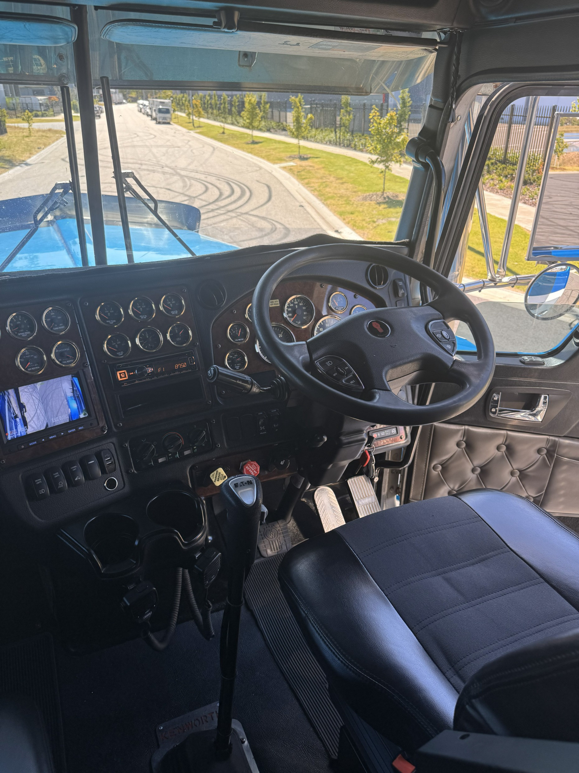 2019 Kenworth T909 image 11