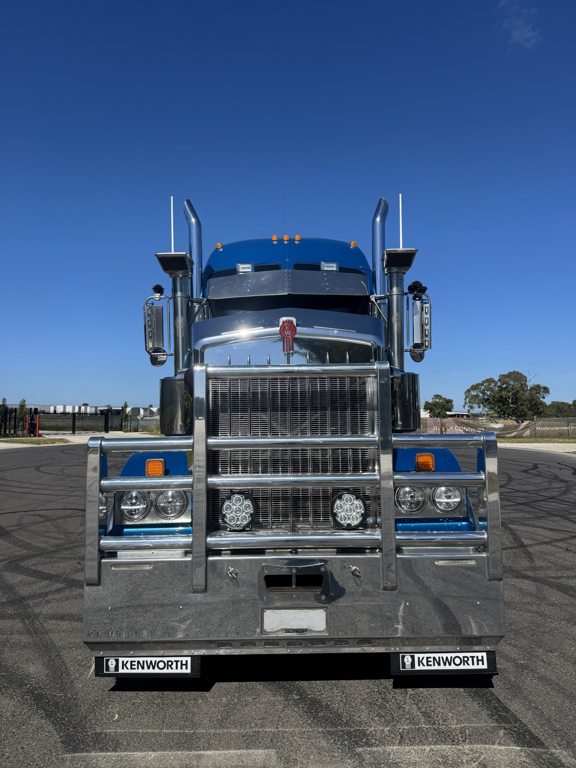 2019 Kenworth T909 image 2