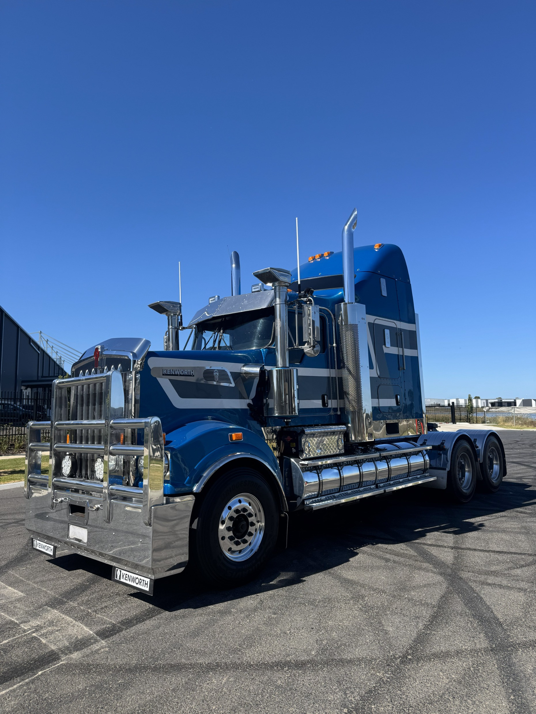 2019 Kenworth T909 image 3