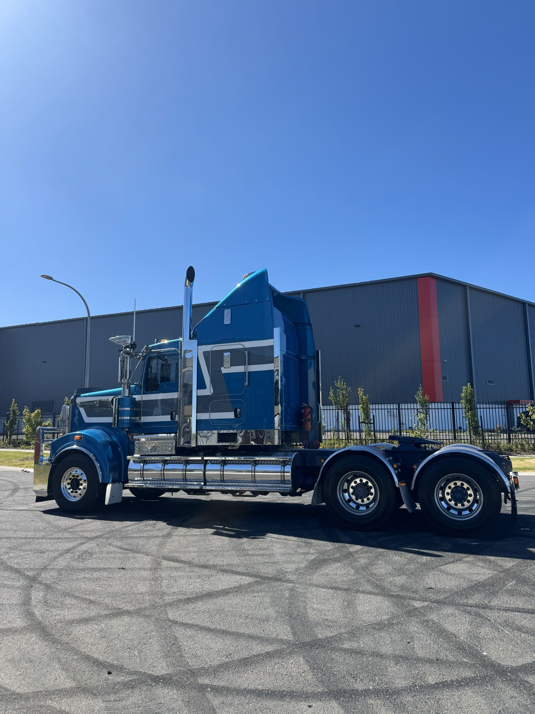 2019 Kenworth T909 image 4