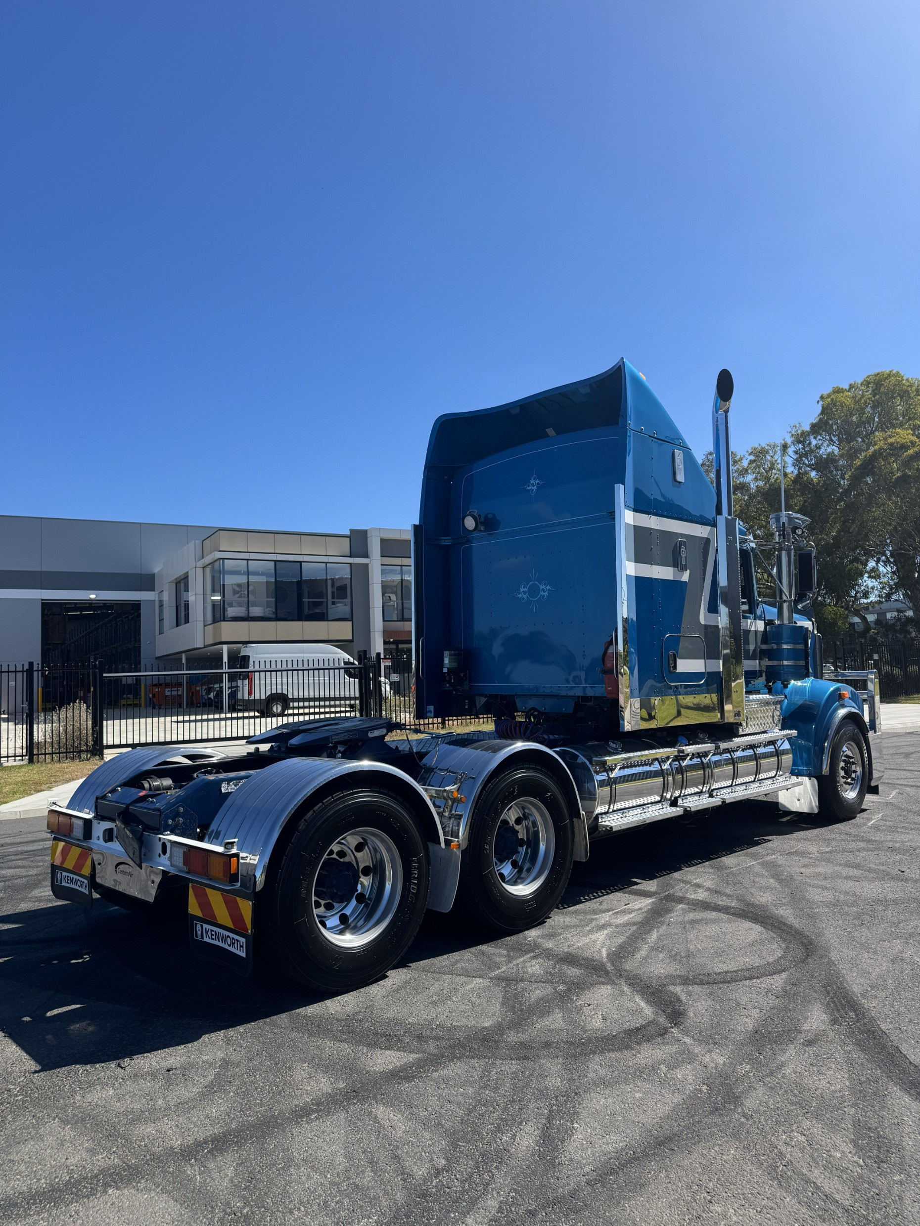 2019 Kenworth T909 image 8
