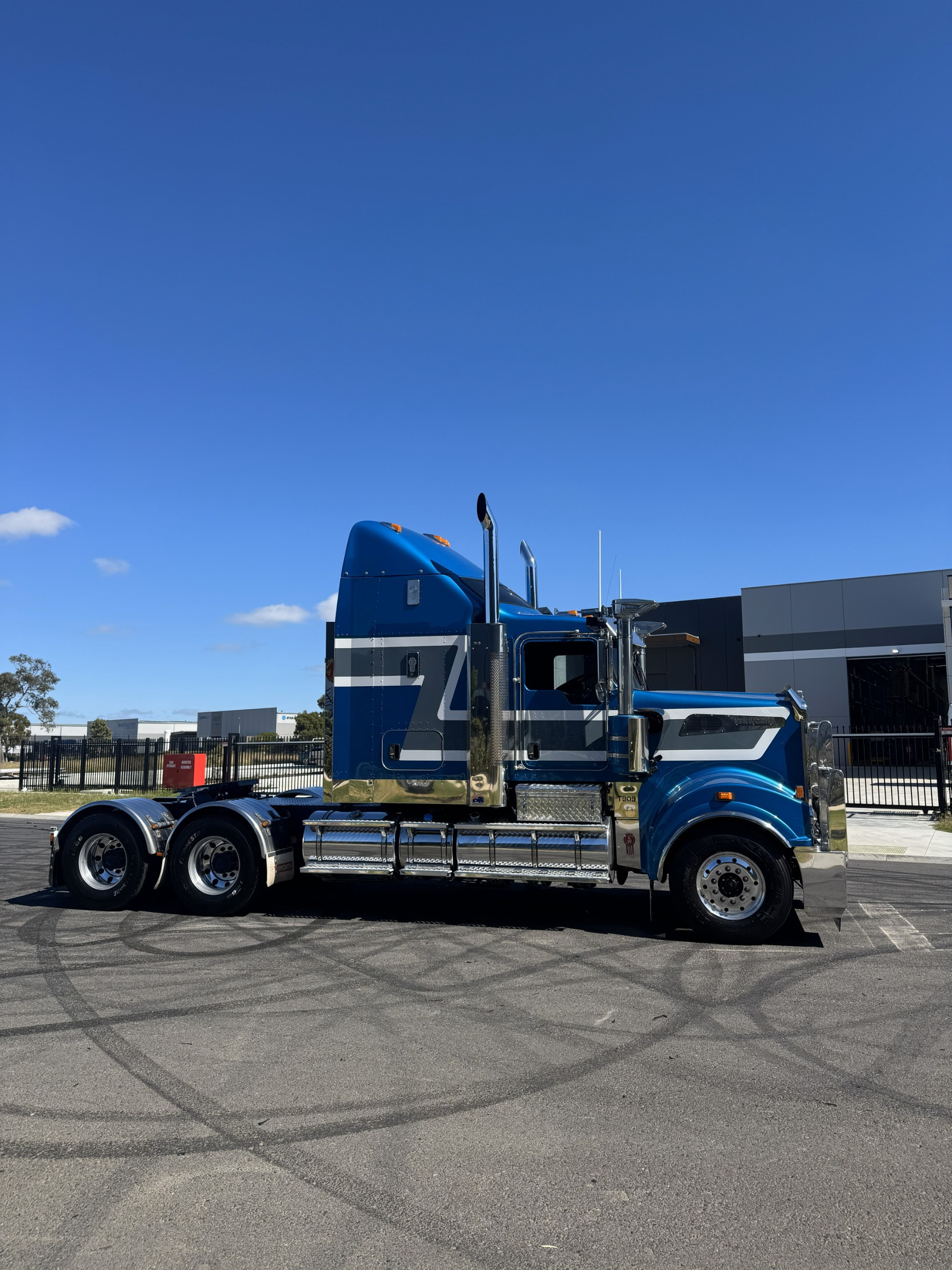 2019 Kenworth T909 image 9