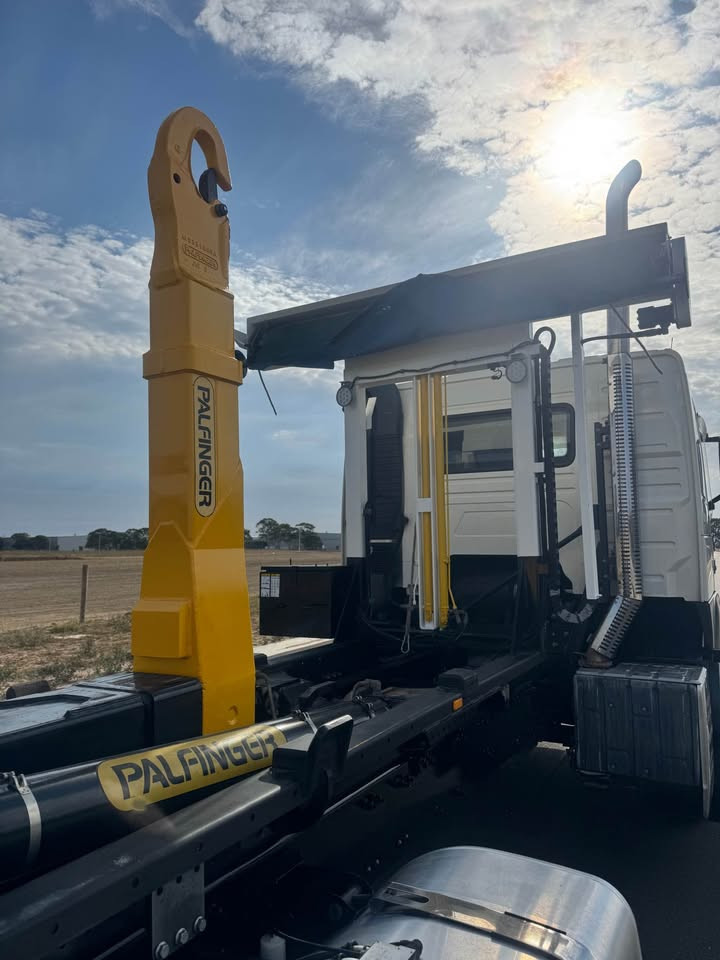 2018 Volvo FM410 image 16