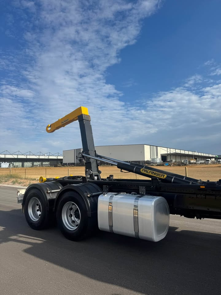 2018 Volvo FM410 image 19