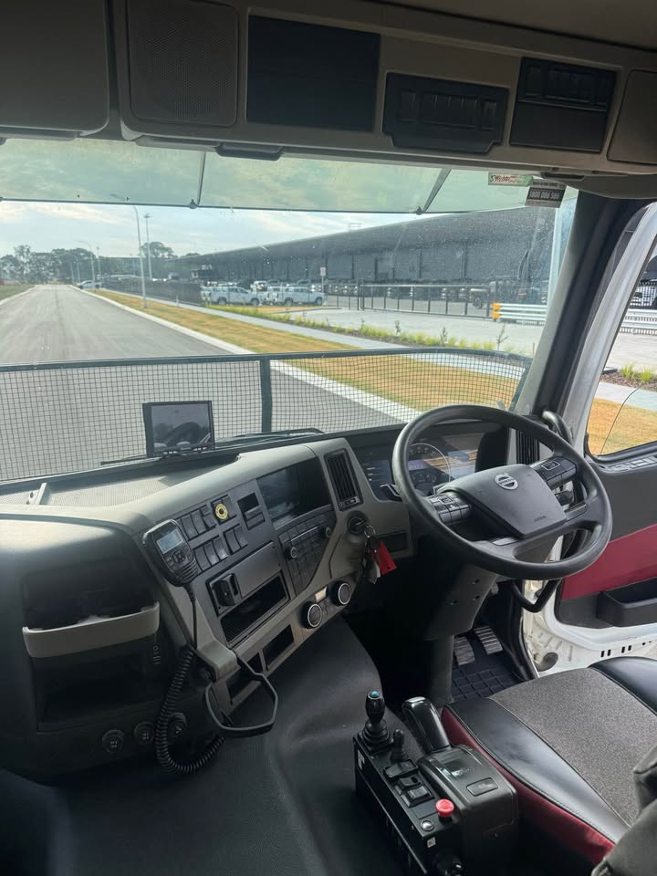 2018 Volvo FM410 image 7