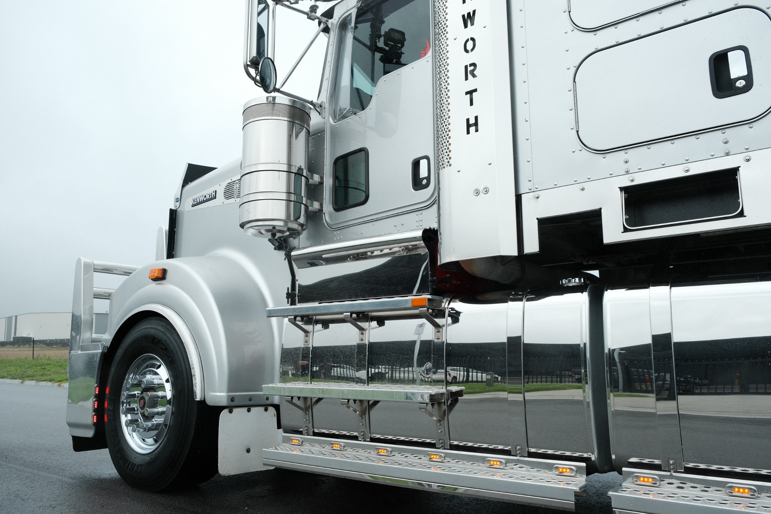 2017 Kenworth T909 image 13