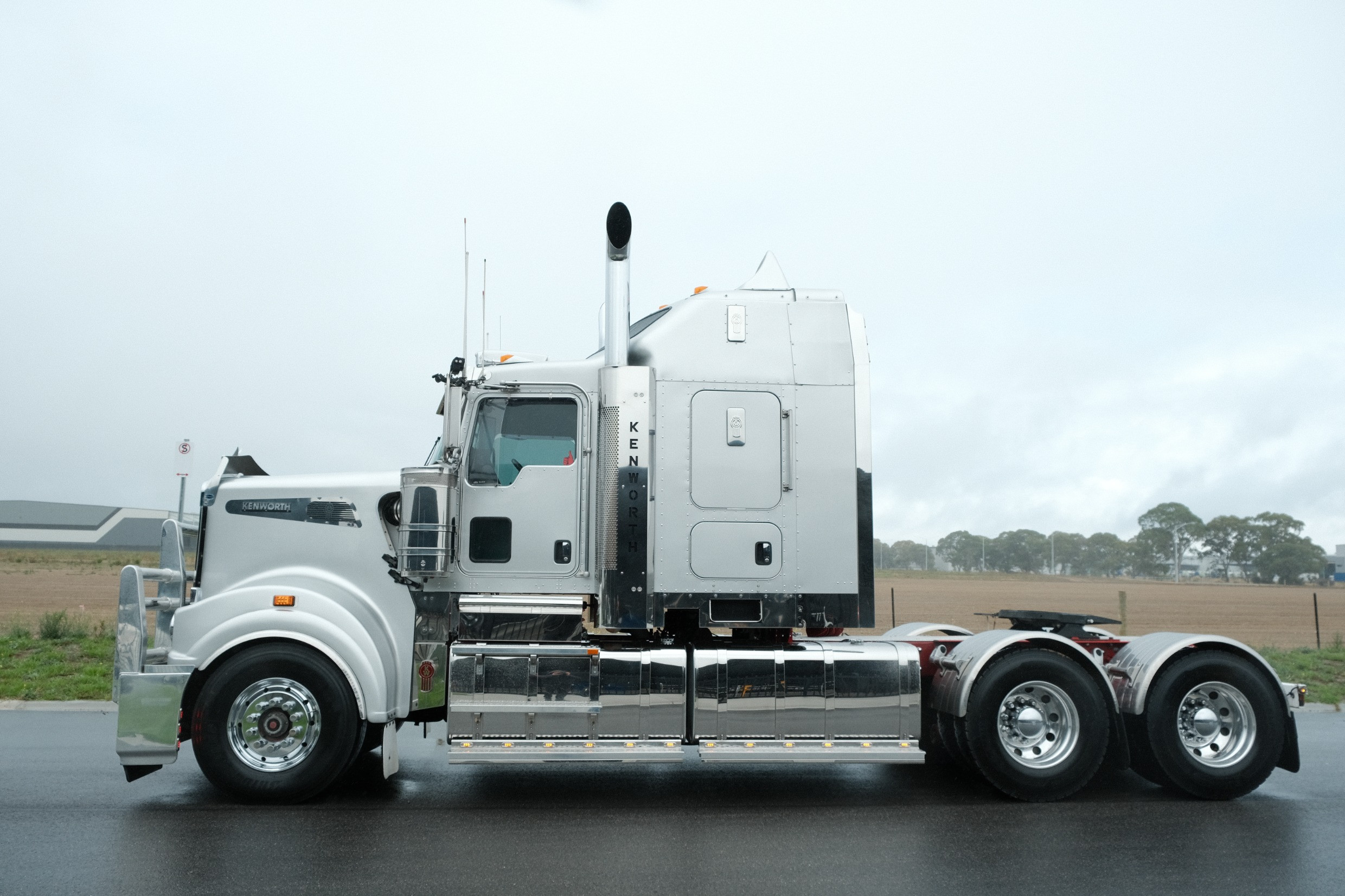 2017 Kenworth T909 image 14