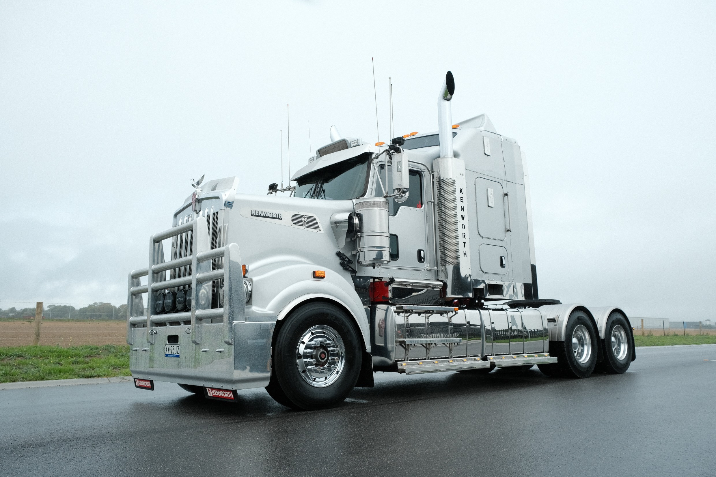2017 Kenworth T909 image 15