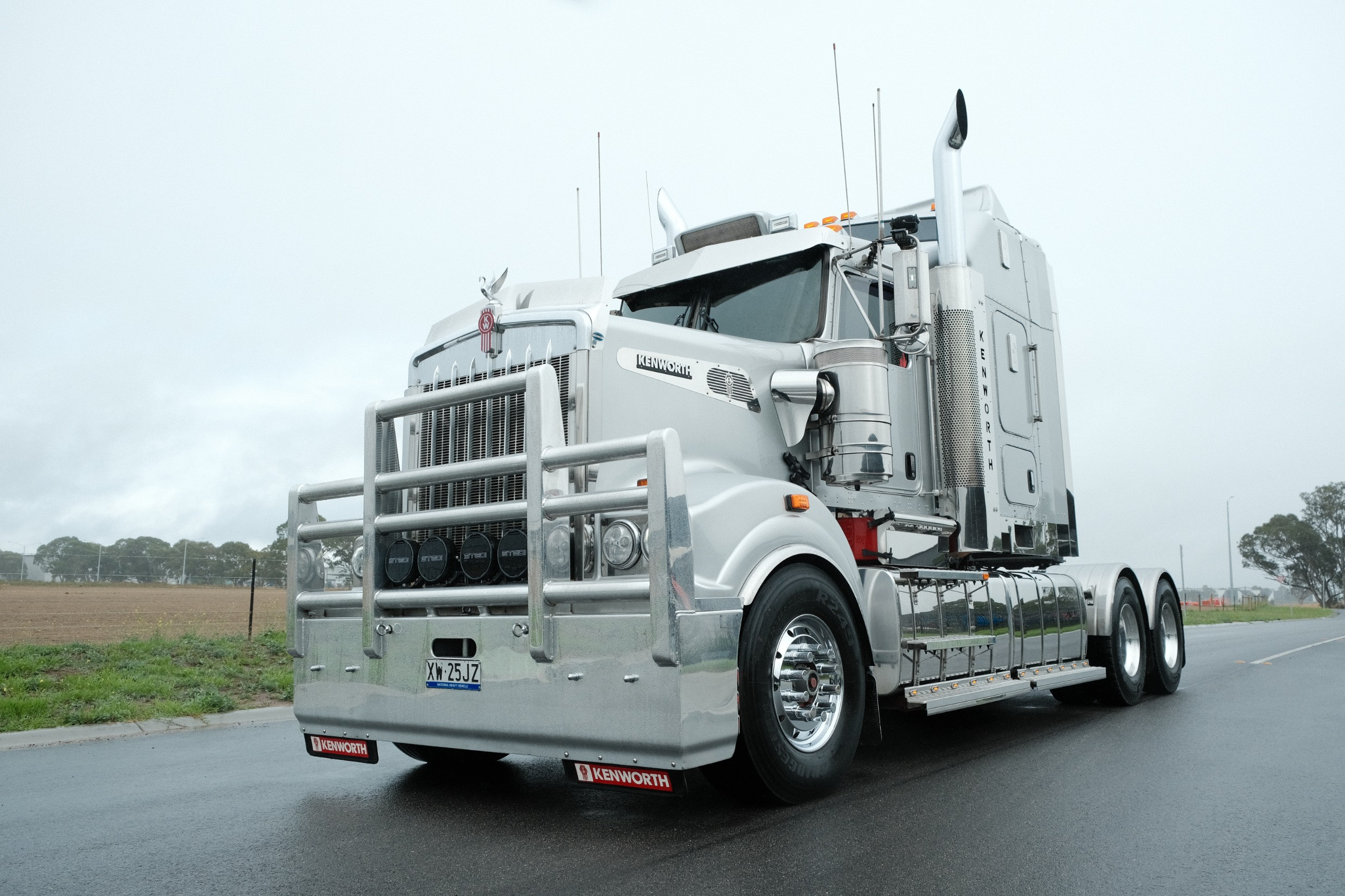 2017 Kenworth T909 image 16