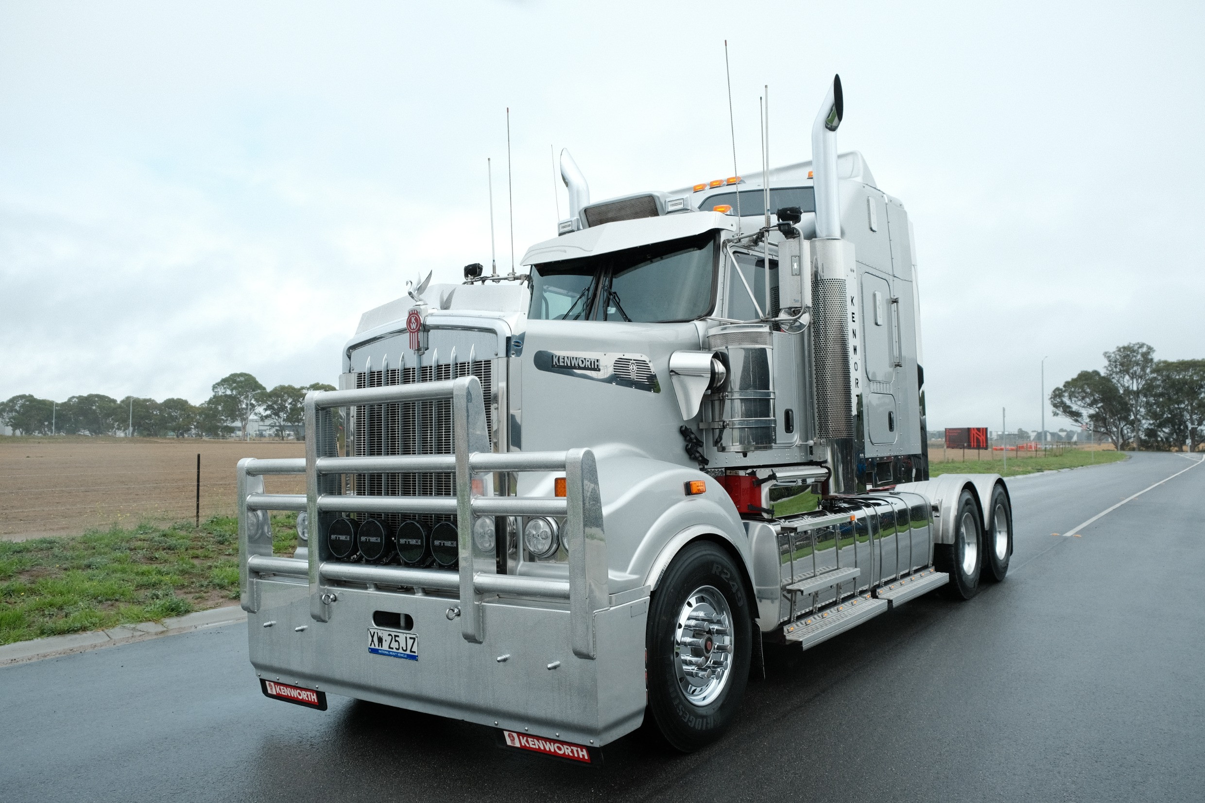2017 Kenworth T909 image 19