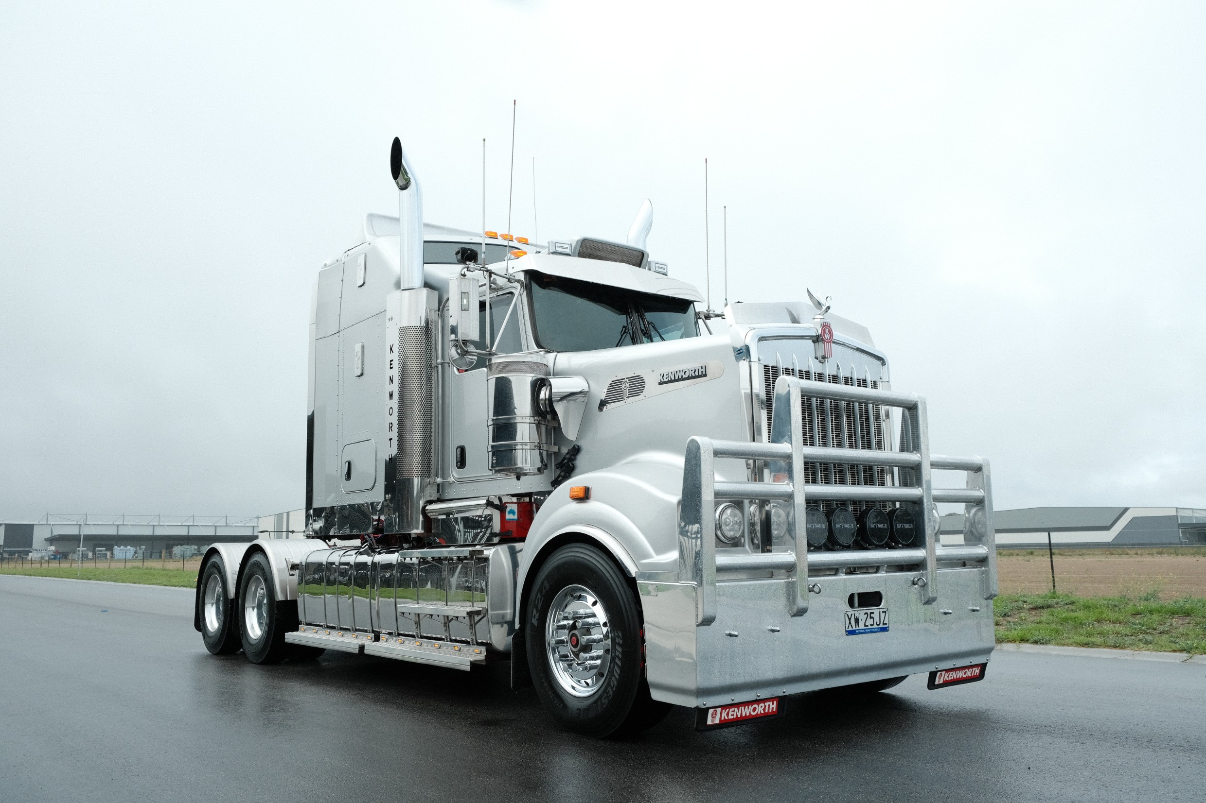 2017 Kenworth T909 image 2