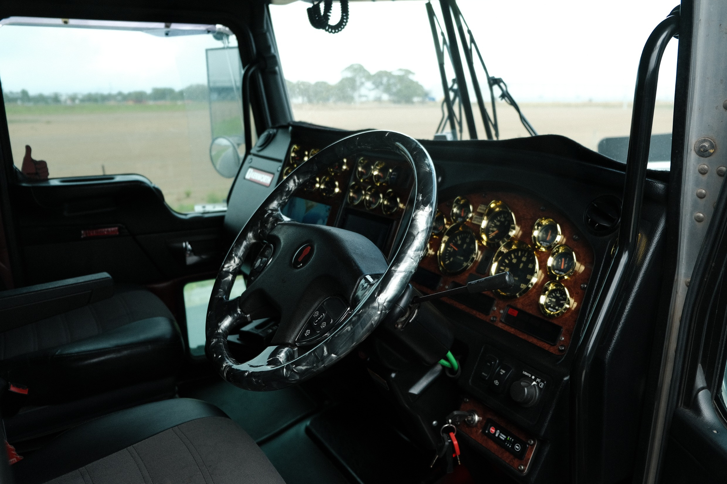2017 Kenworth T909 image 20