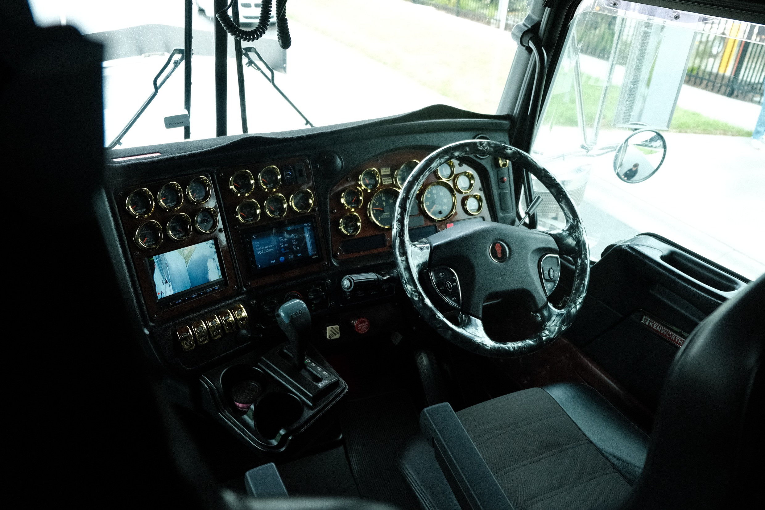 2017 Kenworth T909 image 21
