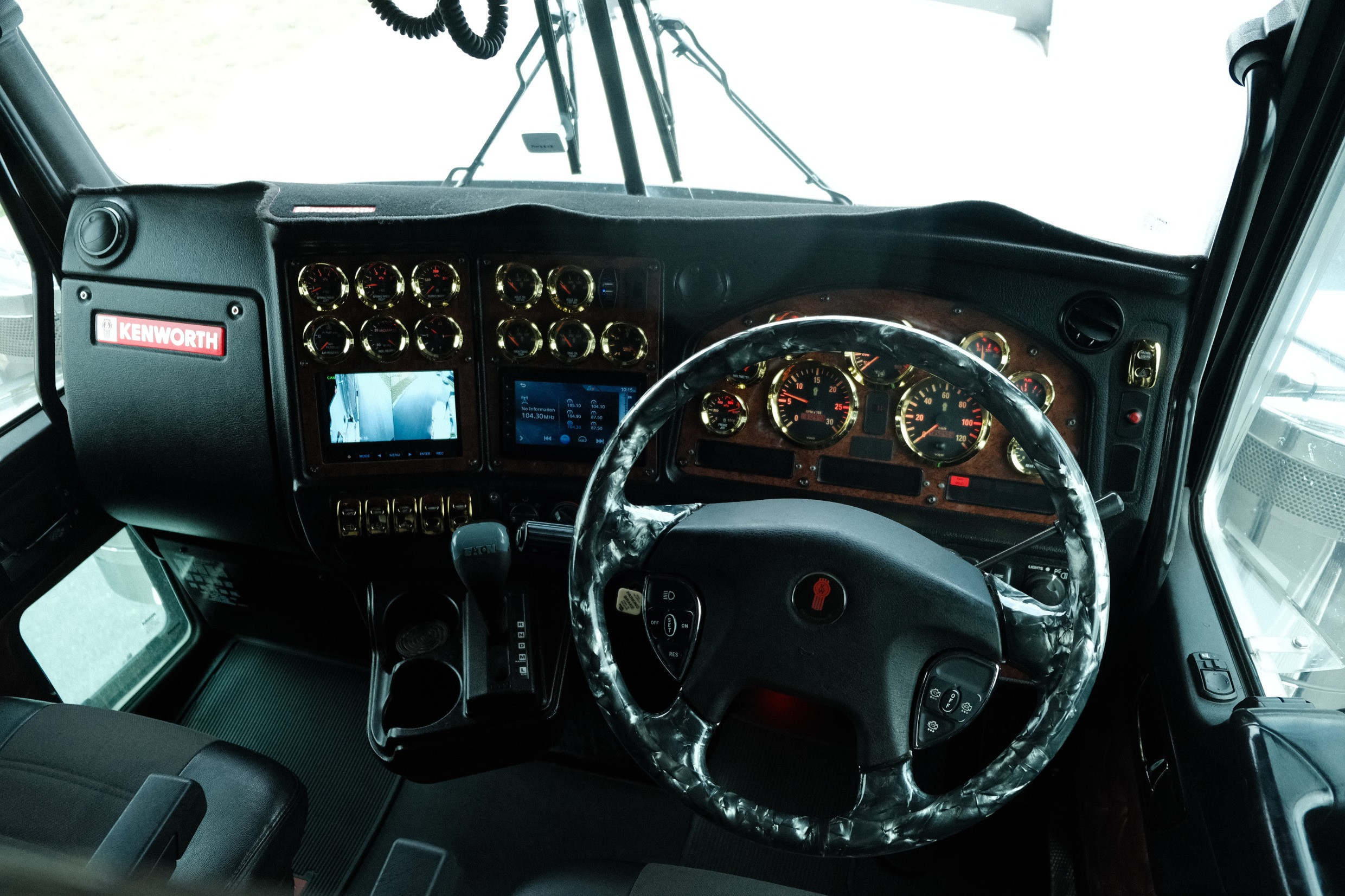 2017 Kenworth T909 image 22