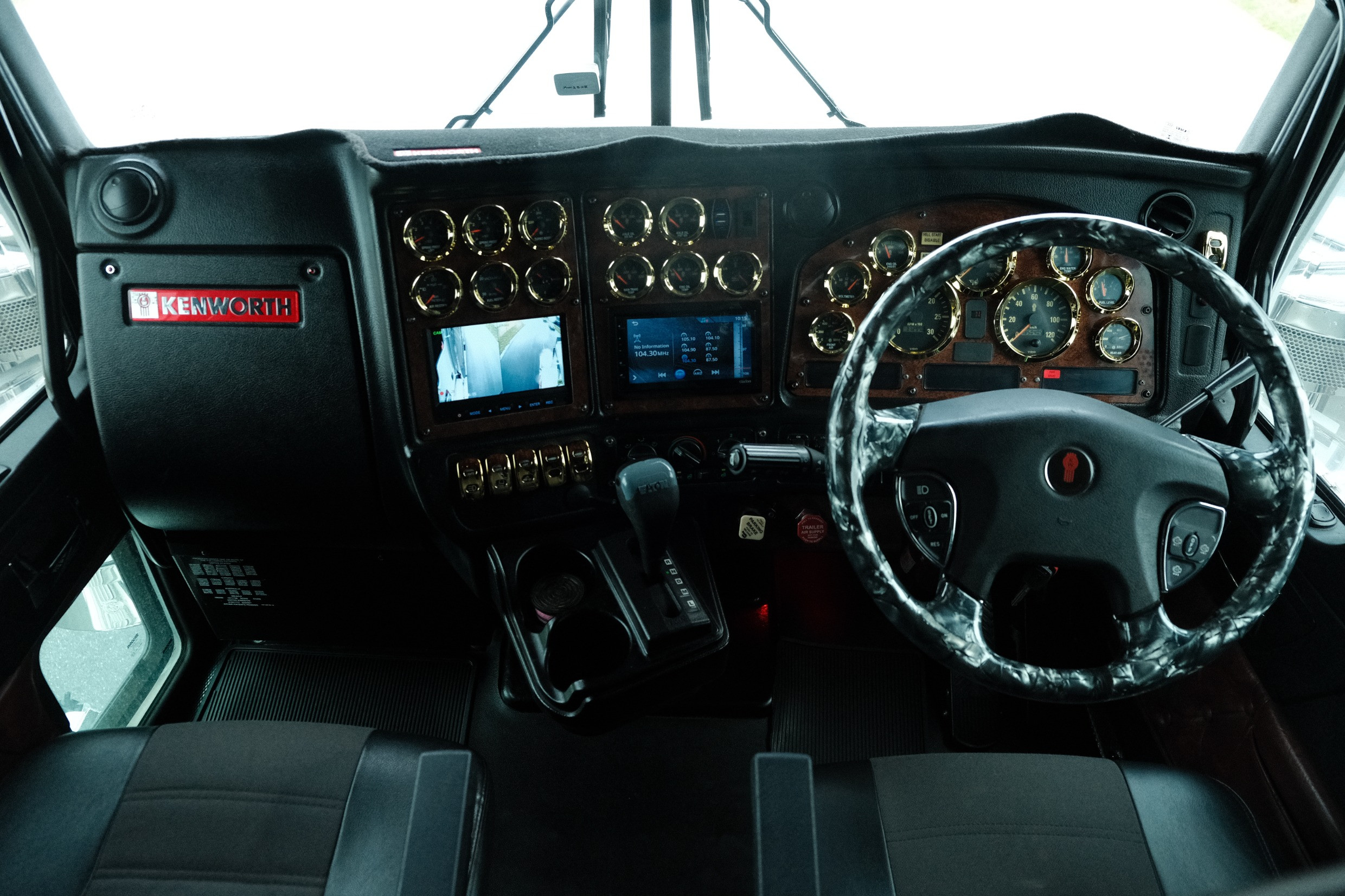 2017 Kenworth T909 image 23