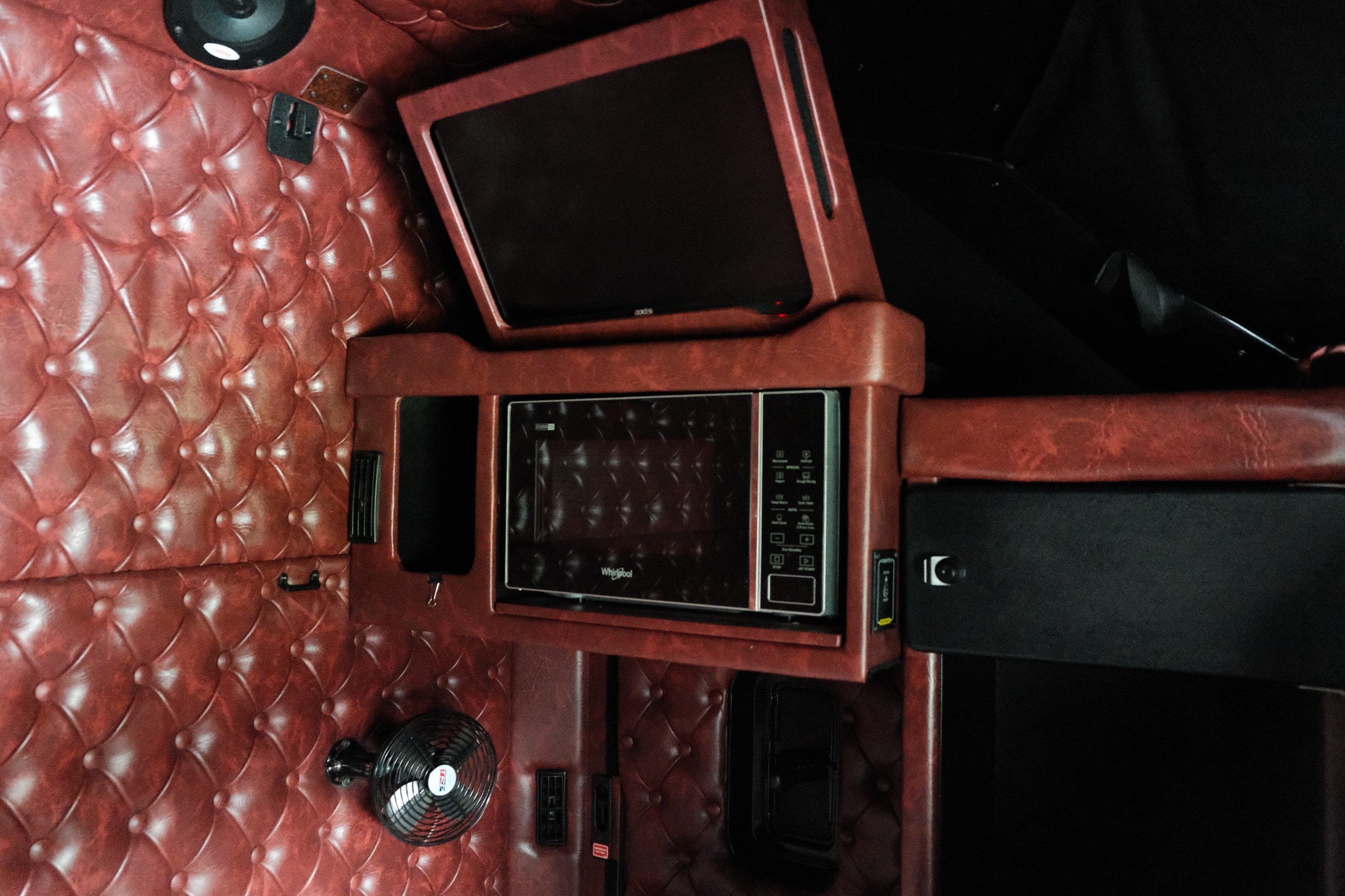 2017 Kenworth T909 image 24