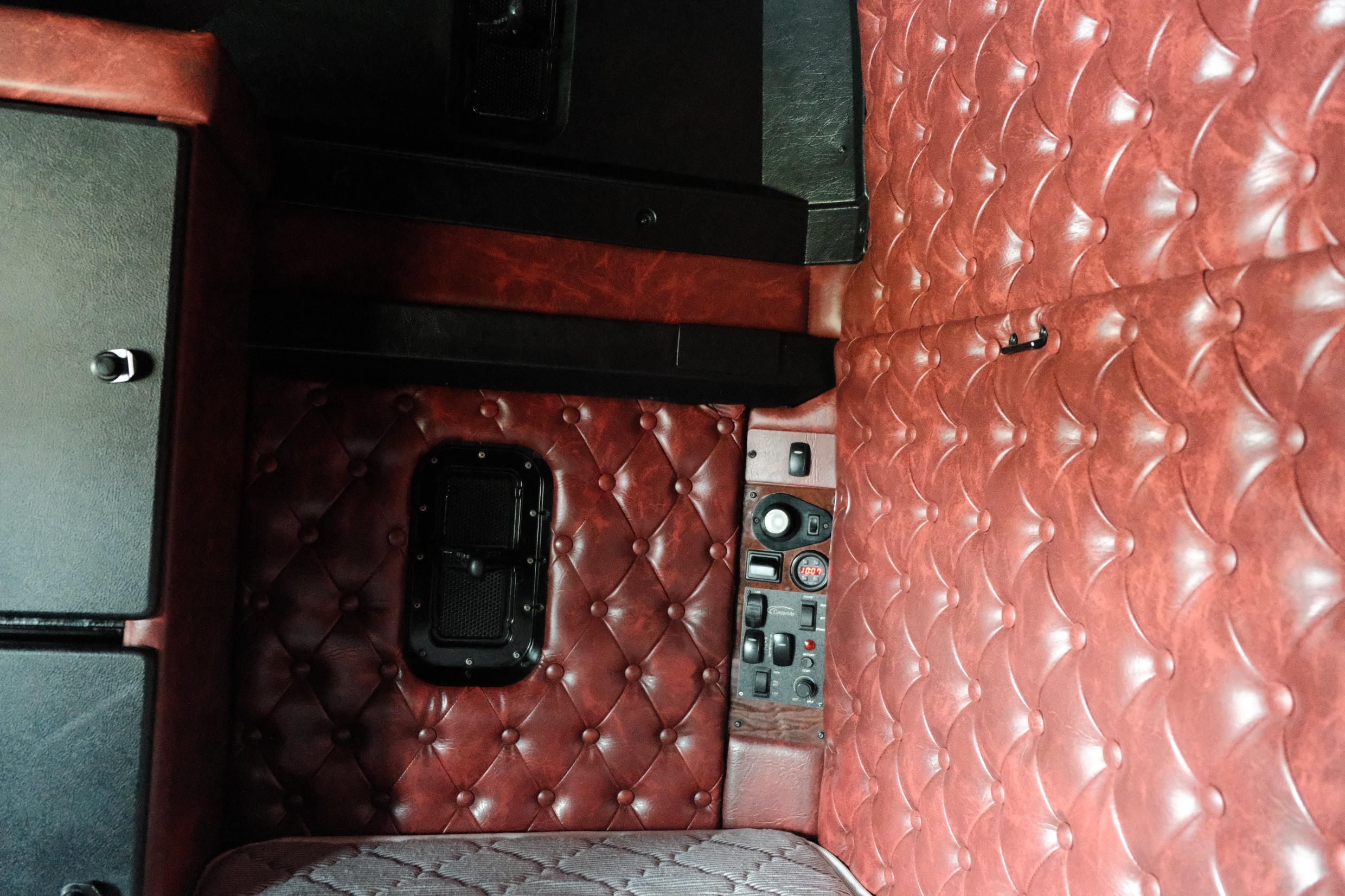 2017 Kenworth T909 image 25