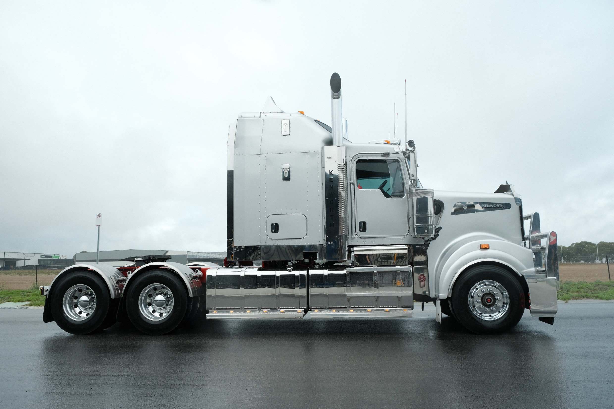 2017 Kenworth T909 image 4