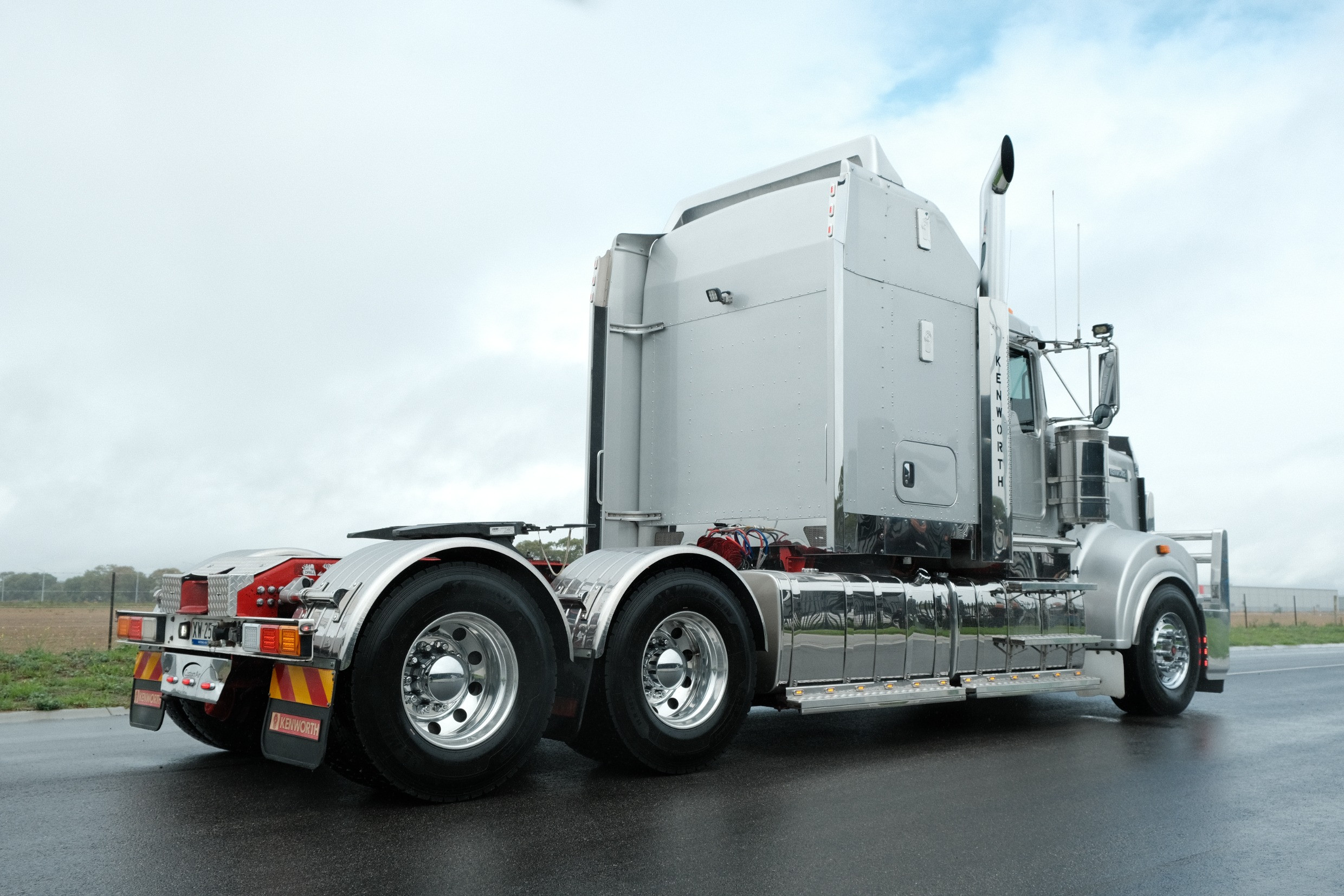 2017 Kenworth T909 image 5