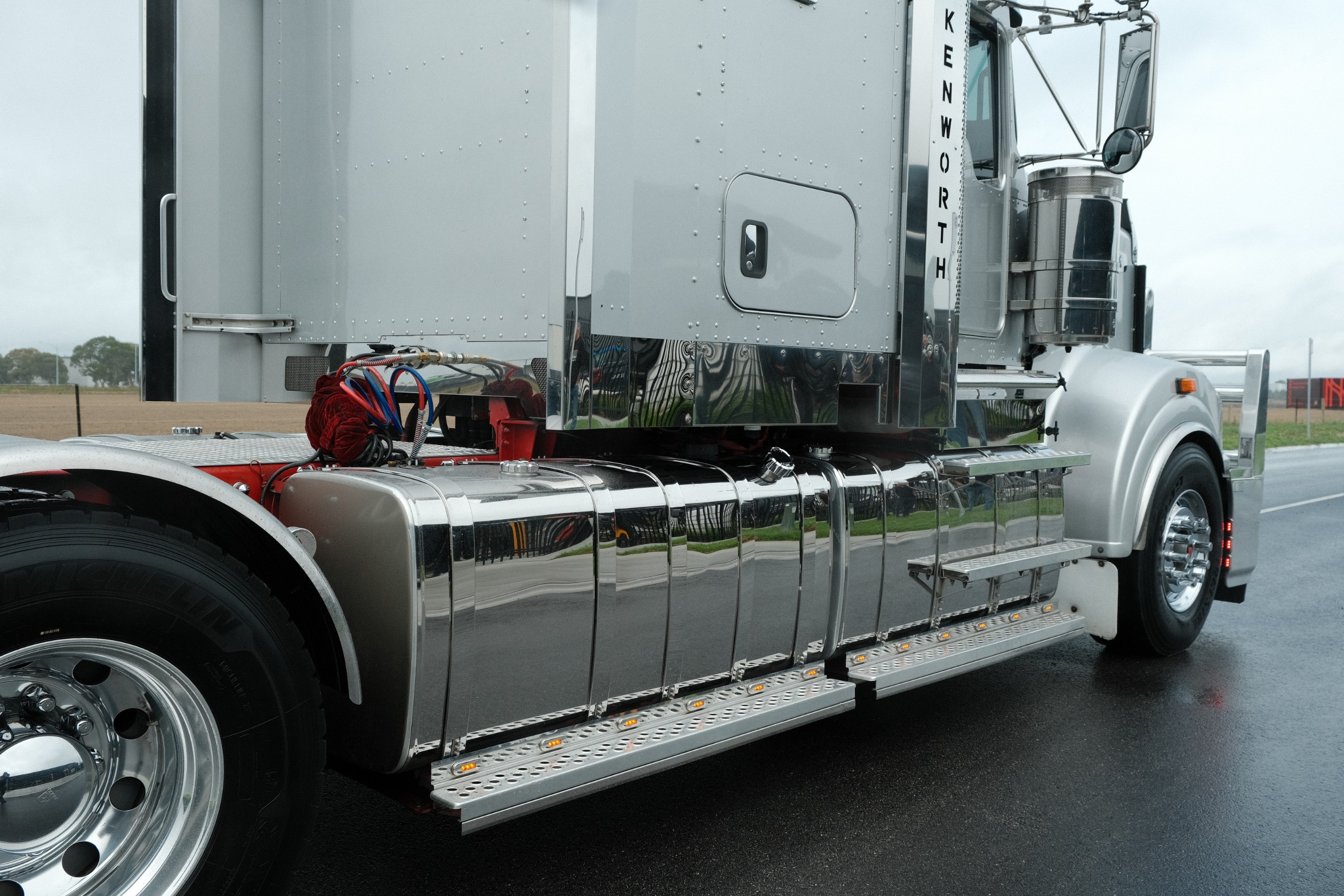 2017 Kenworth T909 image 6