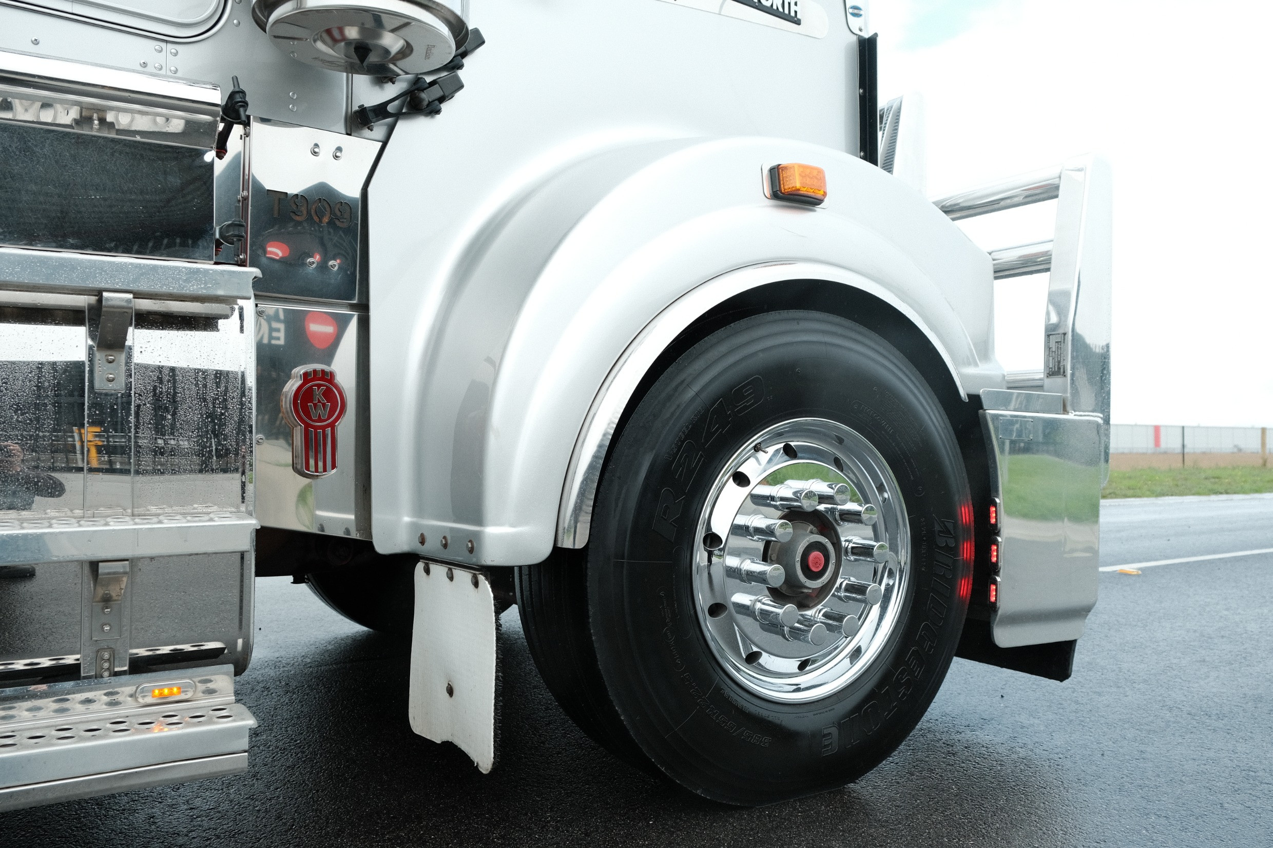 2017 Kenworth T909 image 7