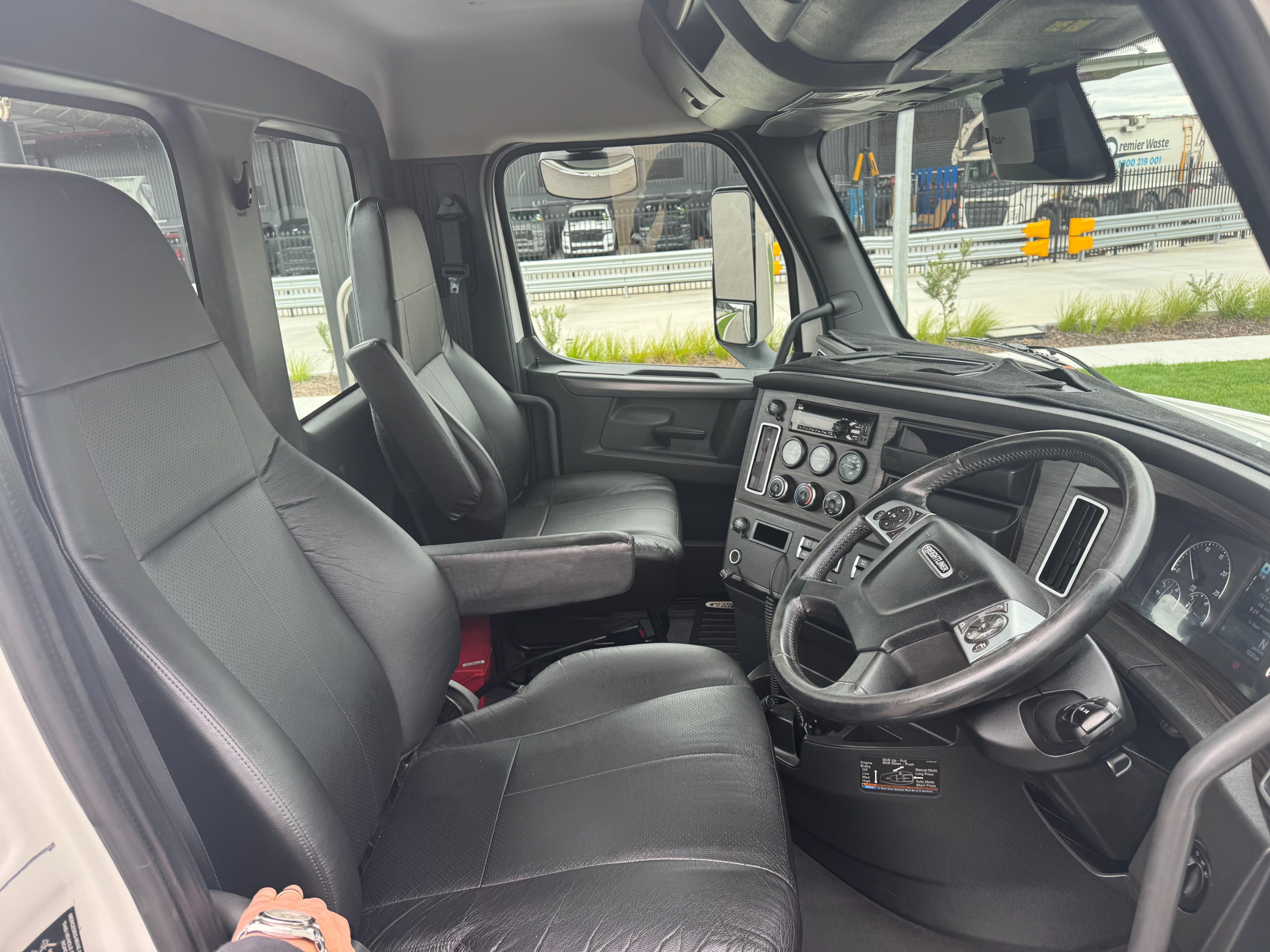 2020 Freightliner Cascadia image 13