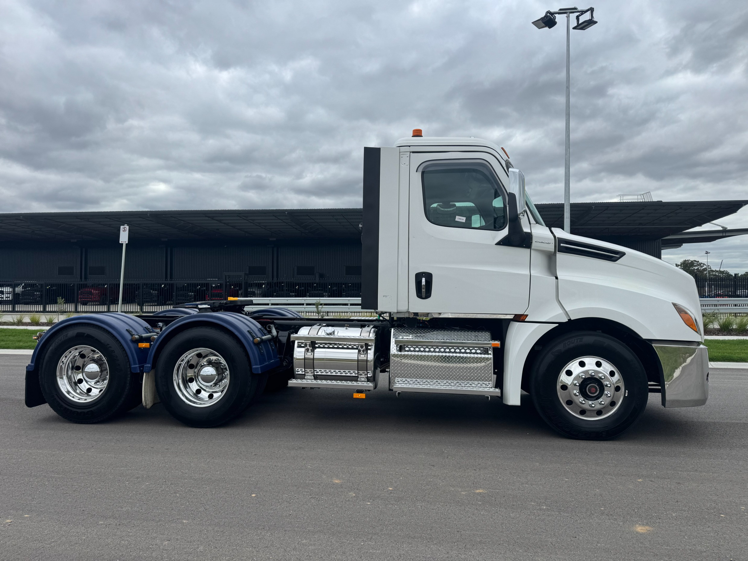 2020 Freightliner Cascadia image 2