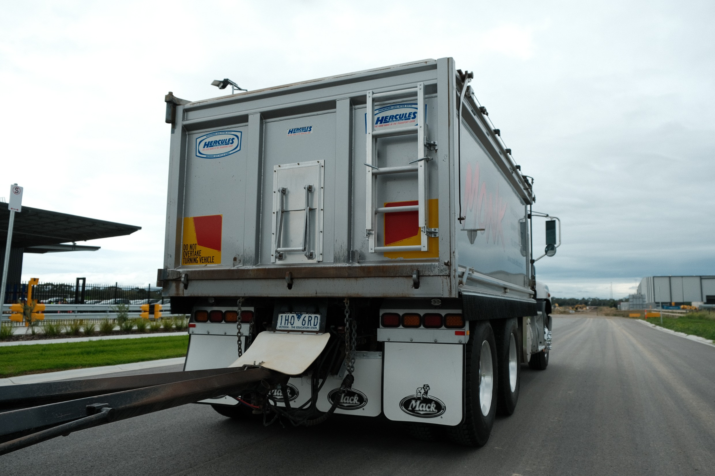 2016 Mack GRANITE image 15