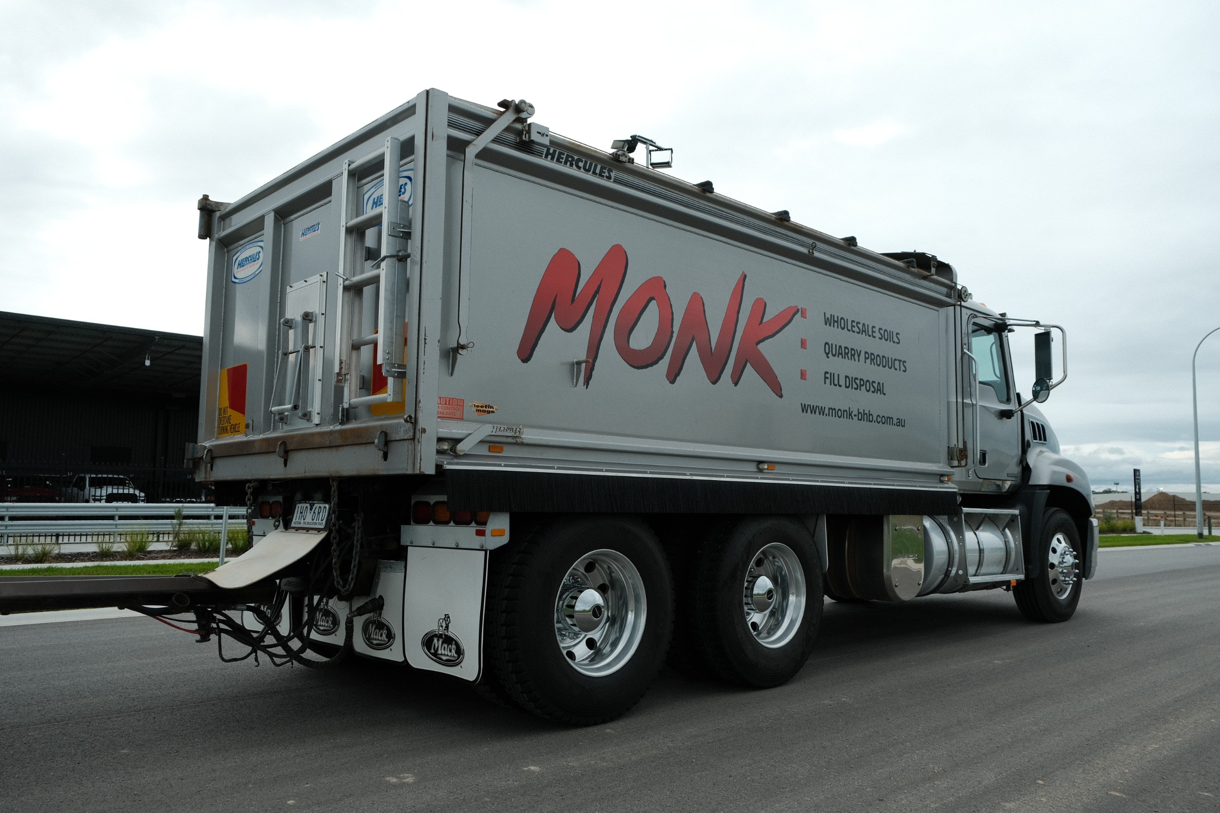 2016 Mack GRANITE image 16