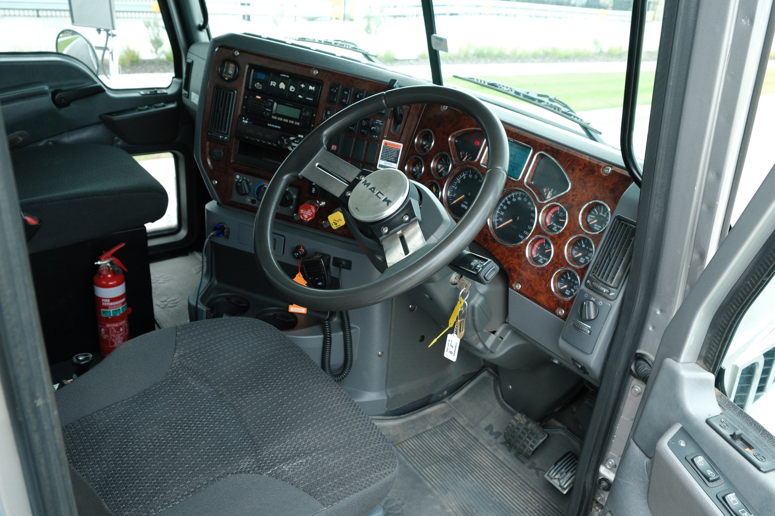 2016 Mack GRANITE image 20