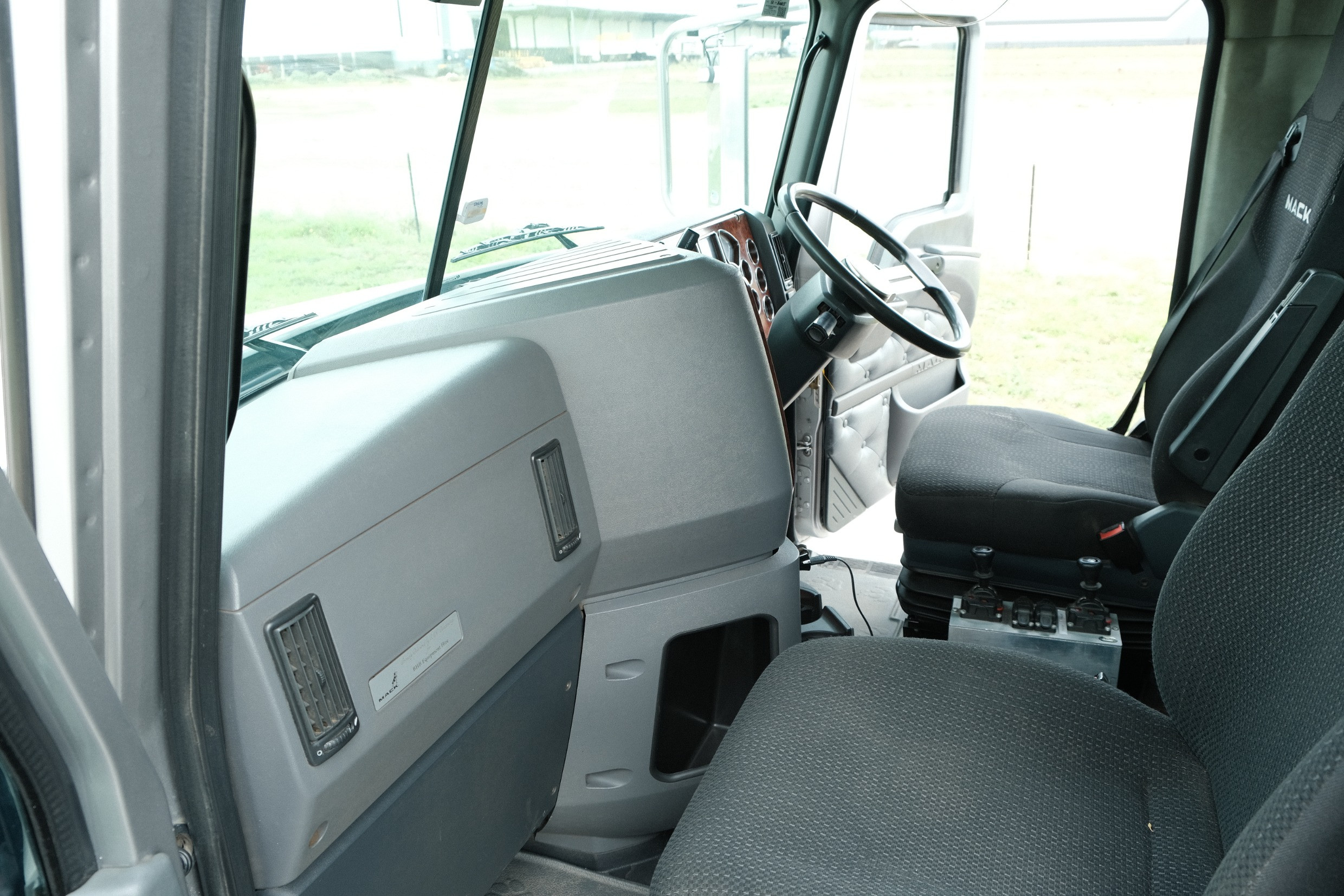 2016 Mack GRANITE image 22