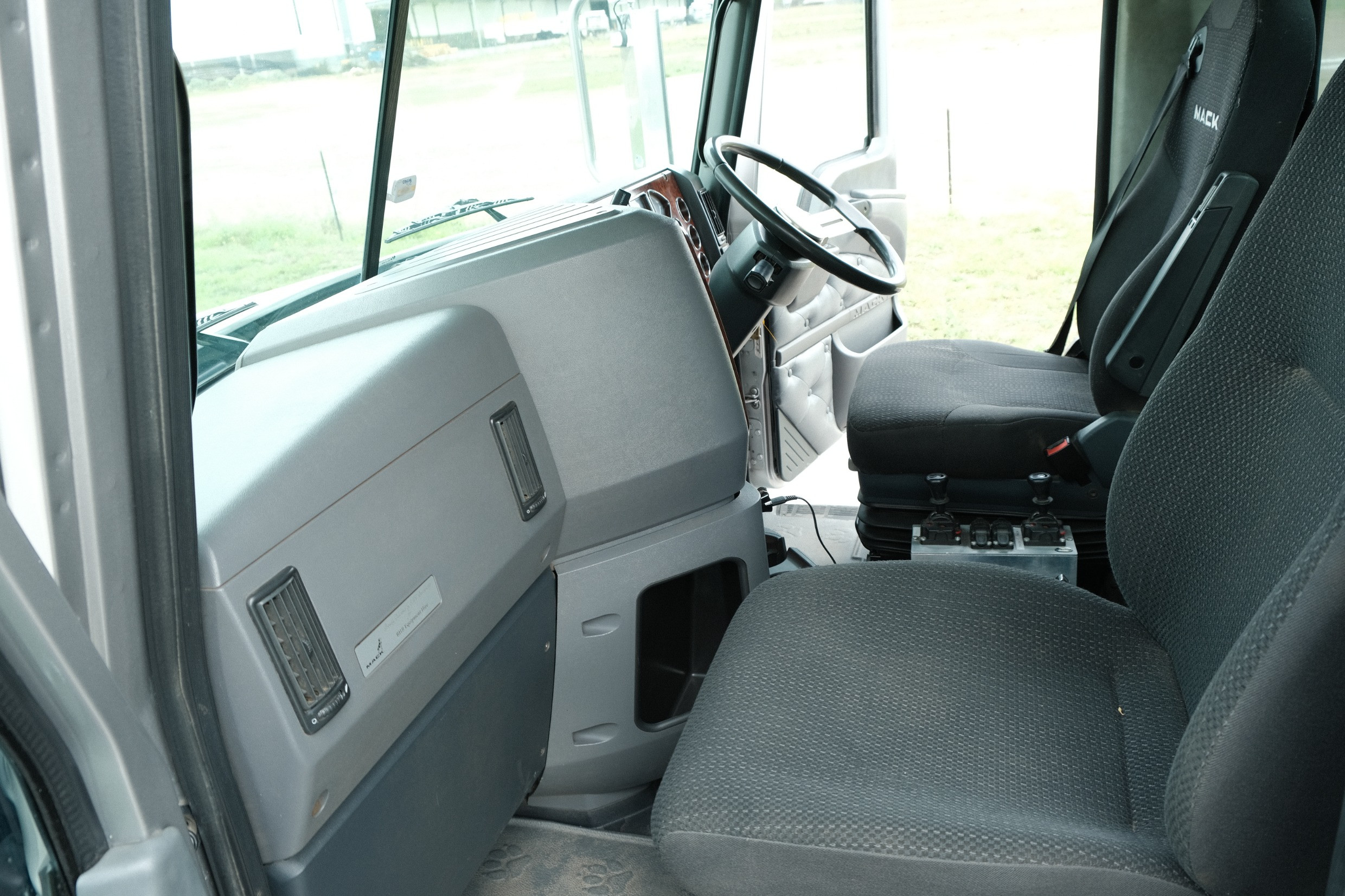 2016 Mack GRANITE image 23